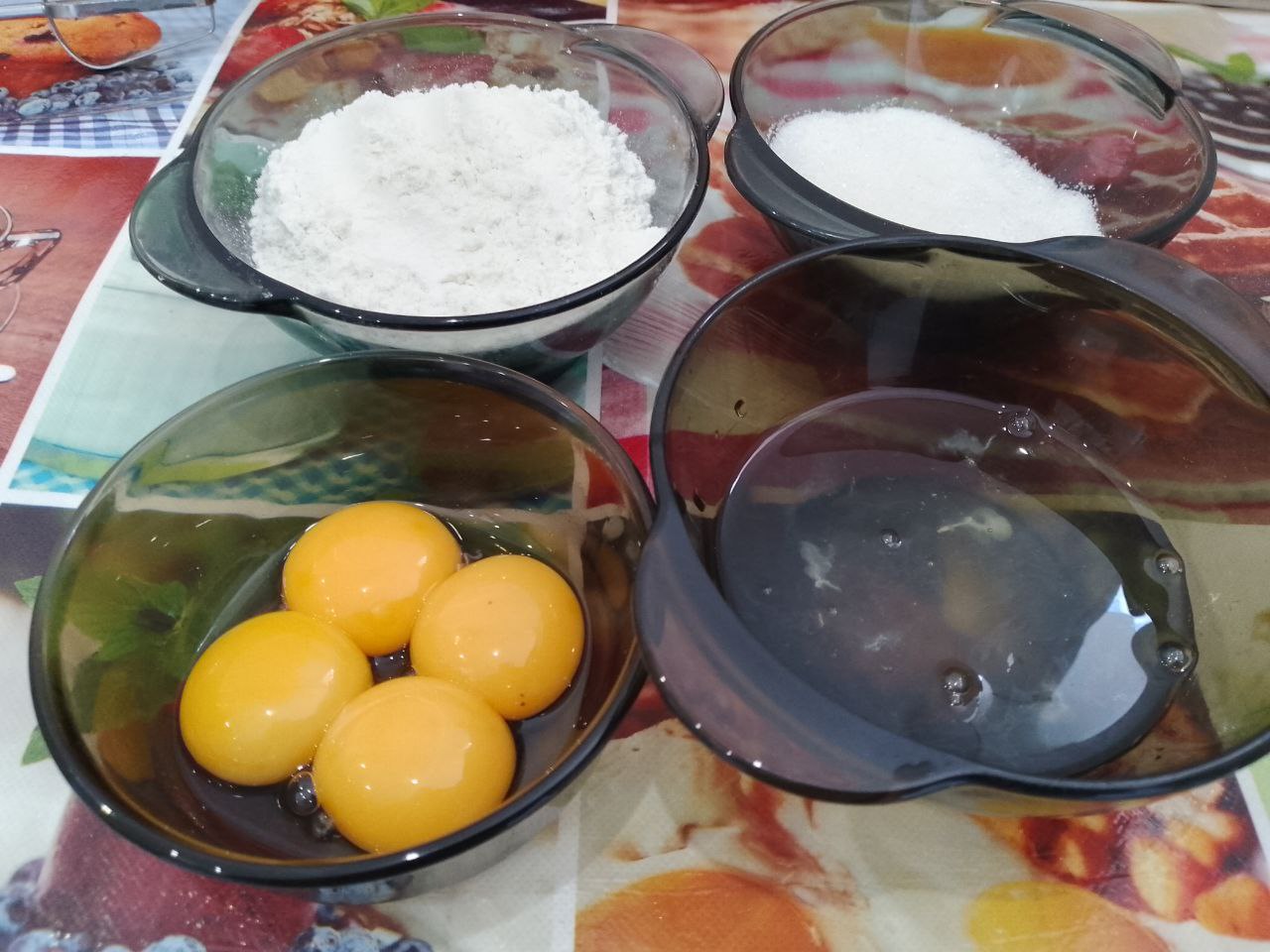 Бисквитный торт с клубникой и взбитыми сливками, нежный и вкусный: Приготовим бисквитное светлое тесто.