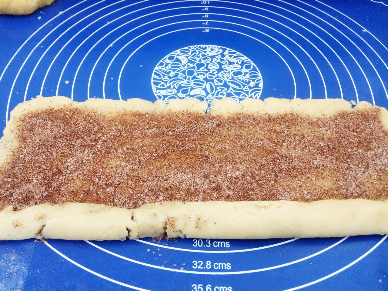 Печенье с корицей и мучной крошкой, песочное и рассыпчатое: Прямоугольный лист теста сворачиваем рулетом.