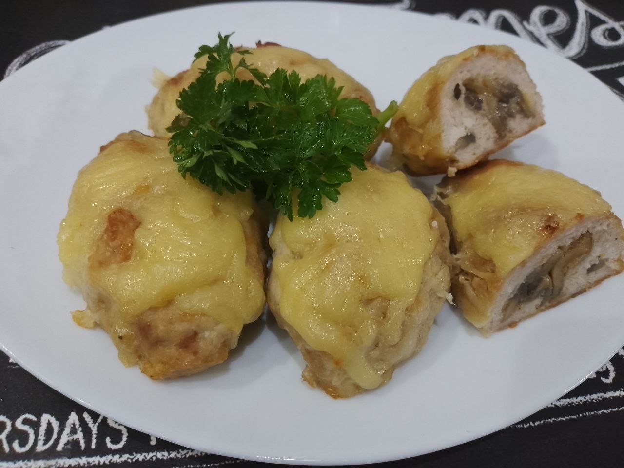 Зразы из куриного мяса, грибов и сыра, в духовке