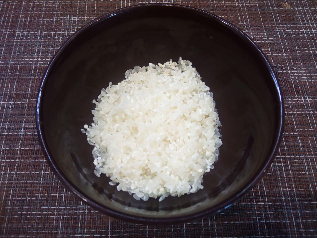 Суп с мясными фрикадельками, просто и вкусно: Рис промываем водой несколько раз.