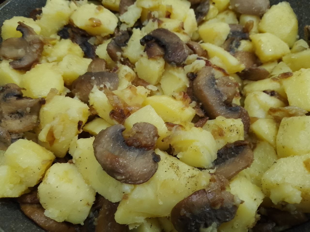 Картофель с обжаренными грибами и луком, просто и вкусно: Выкладываем обжаренную морковь и картофель к обжаренным грибам с луком, перемешиваем и обжариваем несколько
