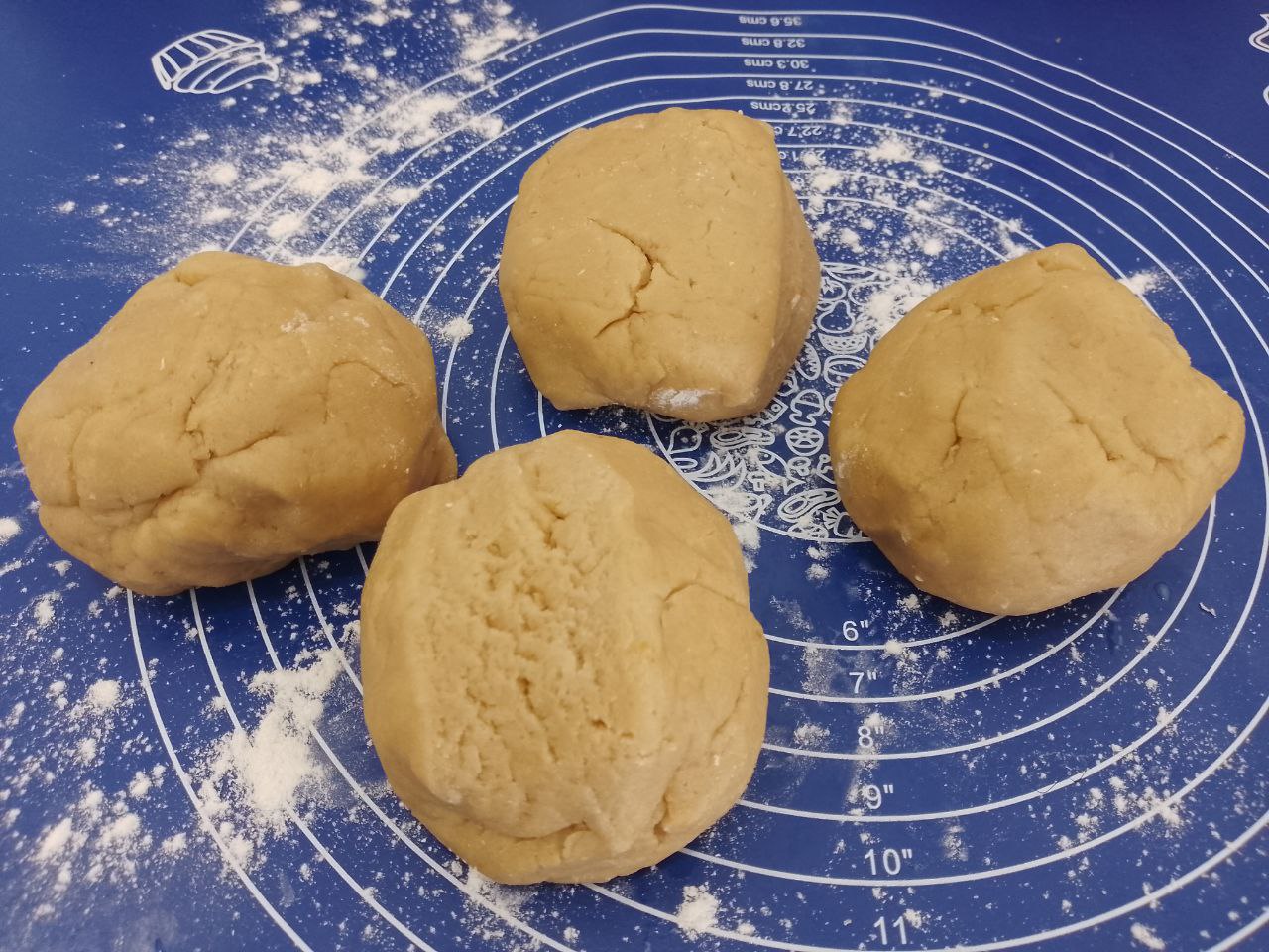 Торт с нежным кремом из сливок и творожного сыра, очень вкусный: Достаем тесто с холодильника и разделяем на 4 части.