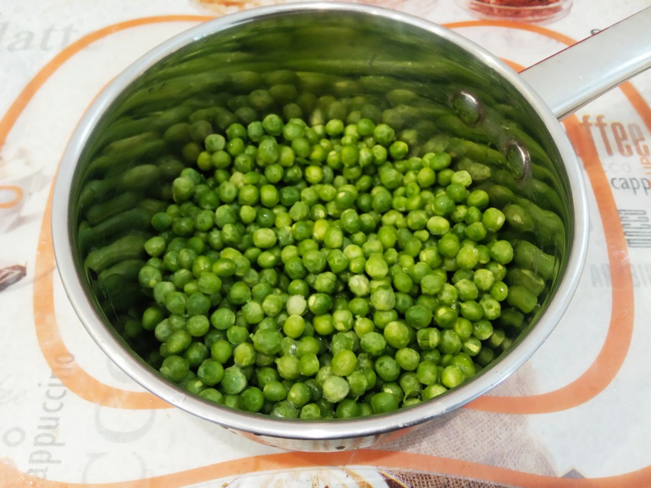 Котлеты гороховые с мясом, сочные и нежные: Горошек зелёный размораживаем и отвариваем до готовности в подсоленной воде.