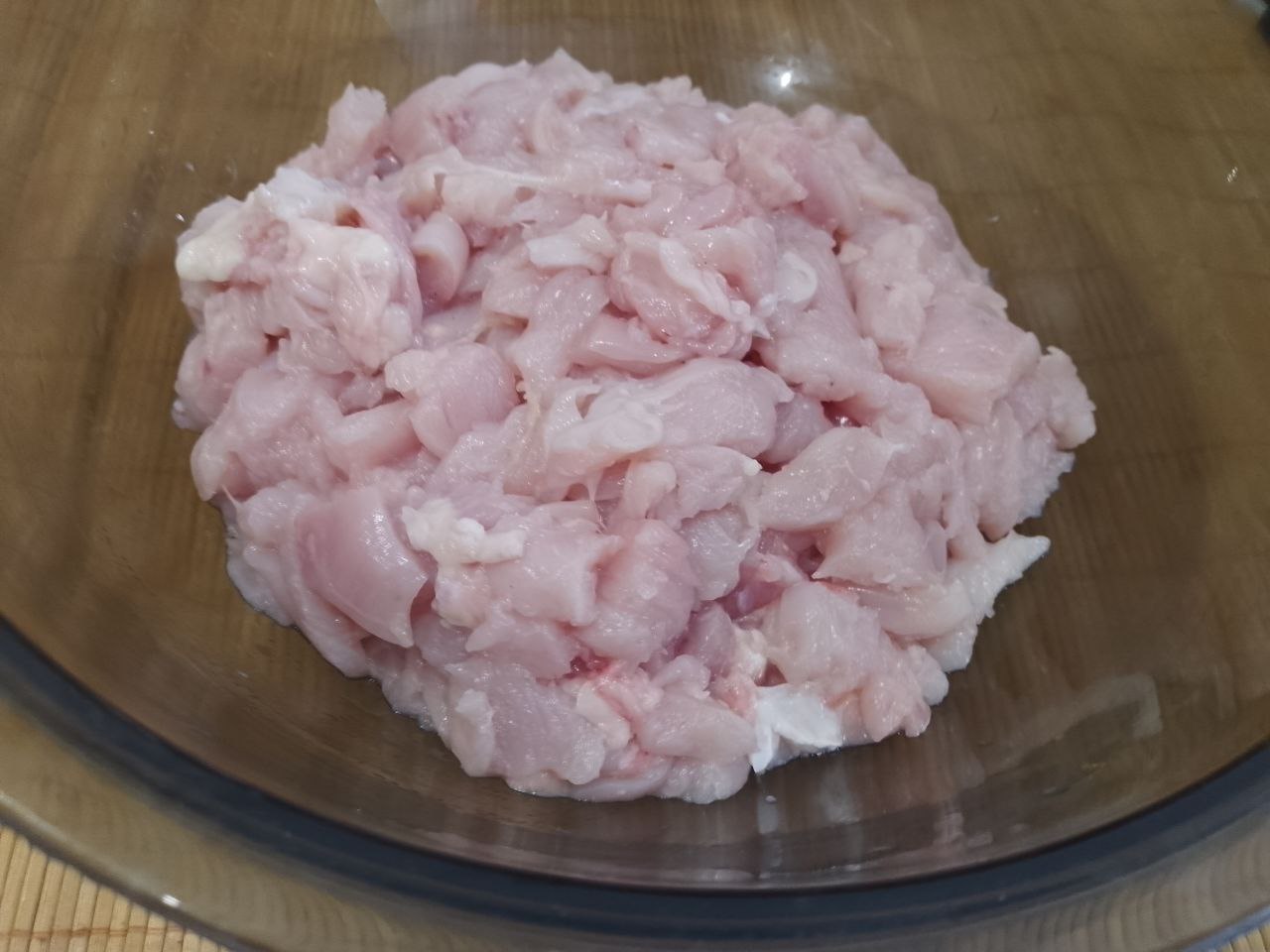 Котлеты из рубленого куриного мяса, сыра, запеченные в духовке: Курицу хорошо промываем, снимаем кожу и отделяем мясо. Из оставшихся костей я готовлю бульон для первого