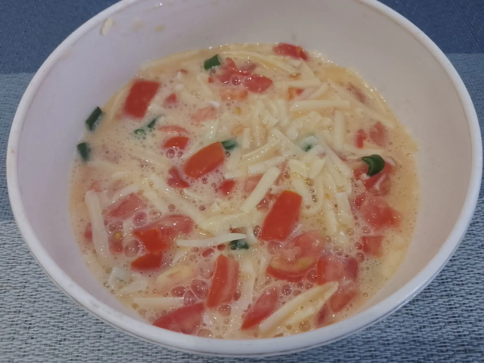 Горячие бутерброды в духовке, вкусно и быстро: Соединяем взбитые яйца, сыр, зеленый лук и помидоры, перемешиваем.