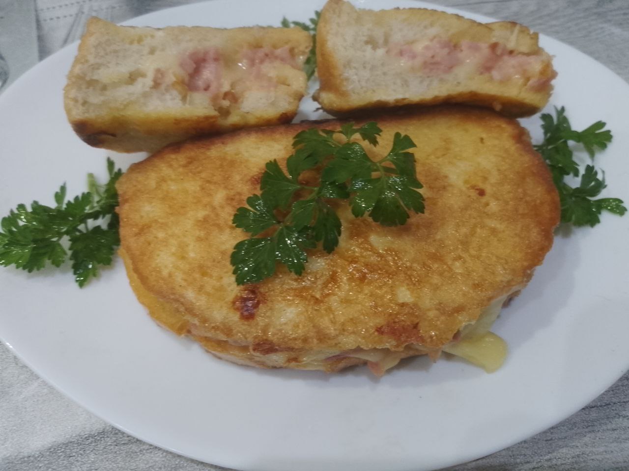 Бутерброды на сковороде с начинкой, в яичном кляре