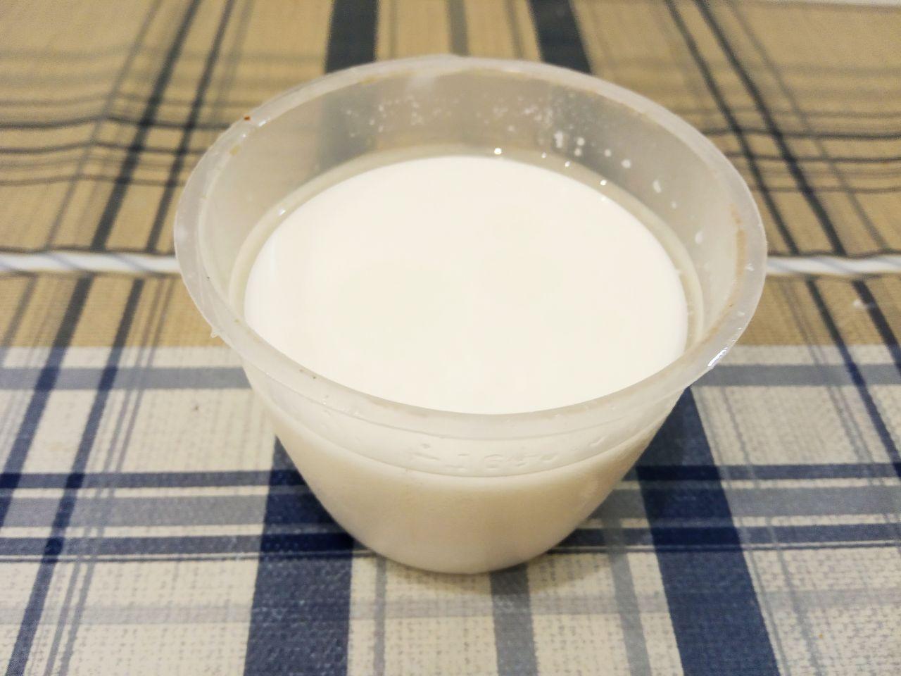 Простой рецепт пирога напоминающий торт, просто и вкусно: Выливаем молоко и растительное масло в яичную массу, размешиваем миксером.