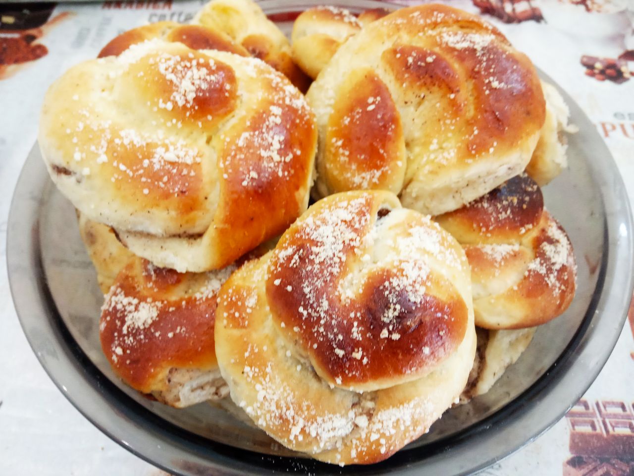 Воздушные и мягкие булочки, на сметане, с изюмом и корицей