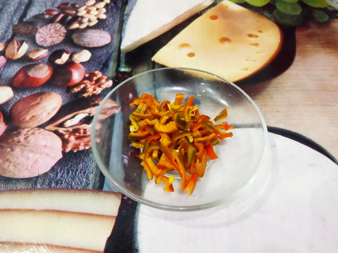 Салат из куриного мяса, редьки и жареного лука, сытный и вкусный: Перец горький добавляем по вкусу, так как не всем нравится горький салат поэтому добавляем по вкусу. Перец