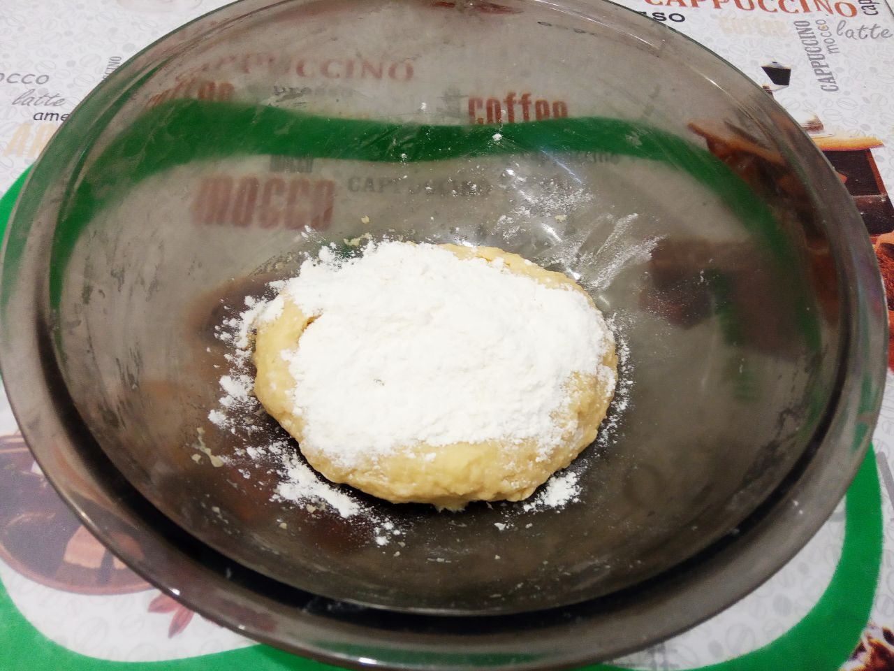 Песочный пирог с тушеными яблоками, просто и вкусно: В меньшую часть добавляем оставшуюся столовую ложку муки и вымешиваем тесто.
