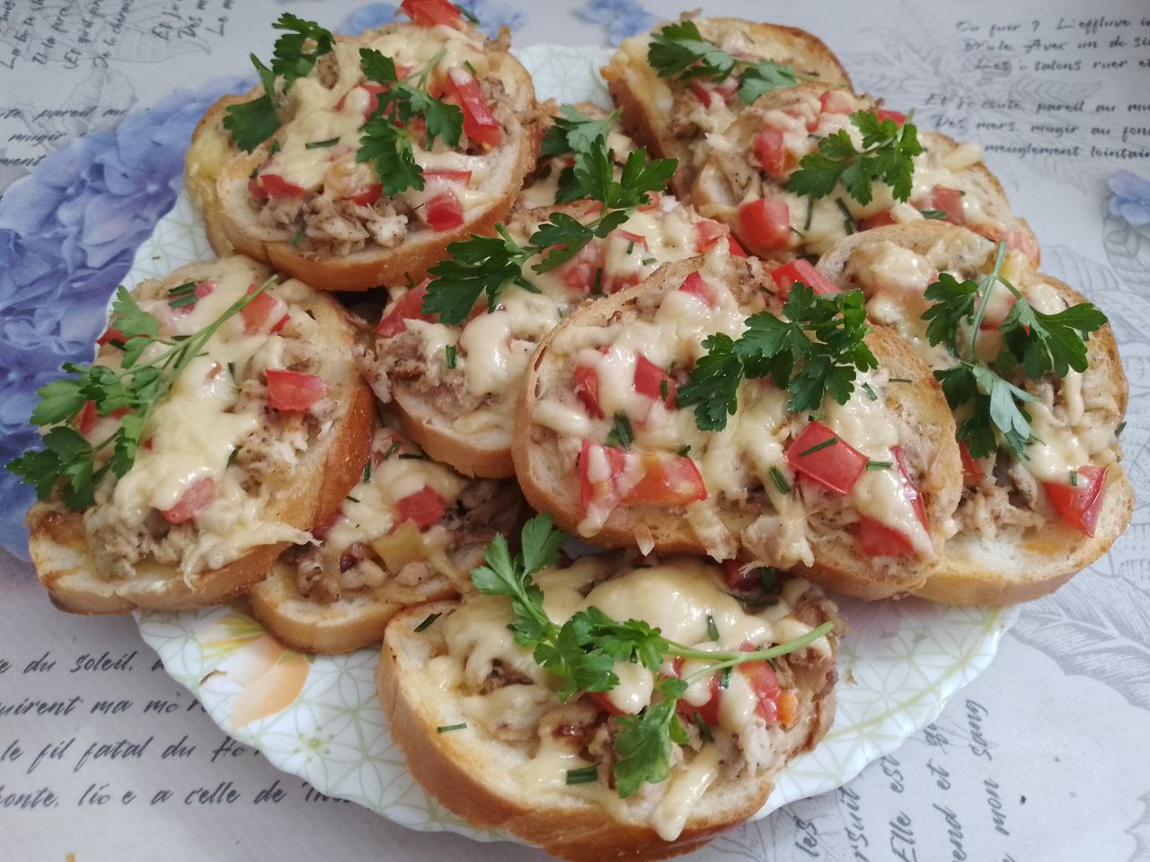 Горячие бутерброды с куриным мясом и сыром, сытные и аппетитные