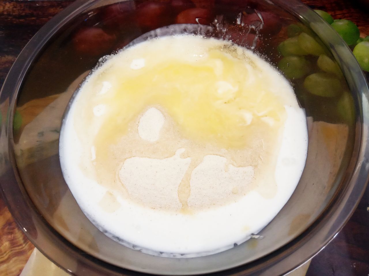 Пирог из манной крупы, изюма и муки, простой и вкусный: В чашу насыпаем манную крупу и добавляем кефир, растительное масло, сливочное растопленное масло,