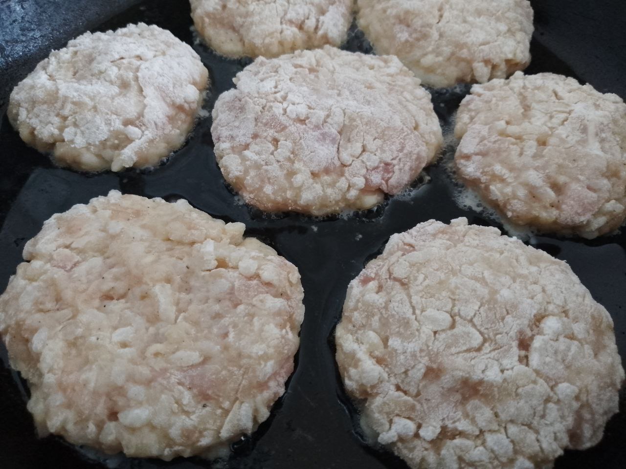 Рисовые котлеты с мясом, просто и вкусно: Сковородку разогреваем, наливаем растительное масло и выкладываем котлеты.