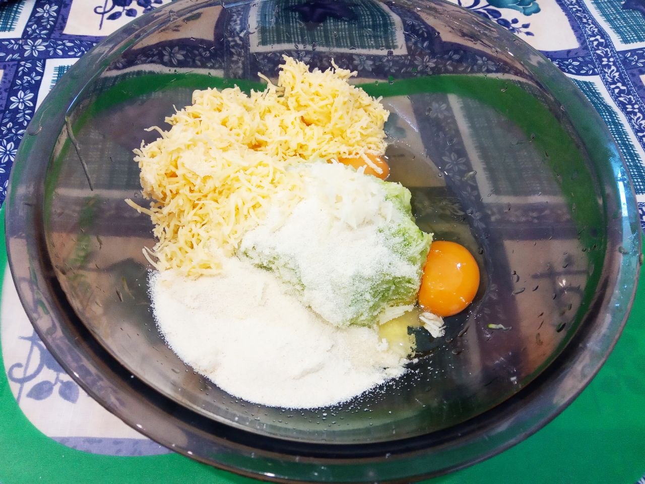 Кабачковые лепешки с сыром и манной крупой запеченные в духовке: Соединяем яйца, манную крупу, тертый сыр, чеснок, перец и соду, хорошо размешиваем. Массу оставляем на