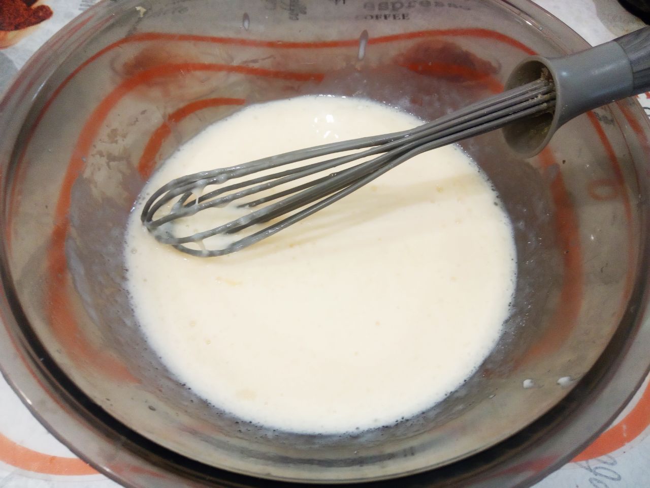 Ленивый пирог на кефире, с мясом и сыром в духовке: Добавляем растительное масло и перемешиваем.