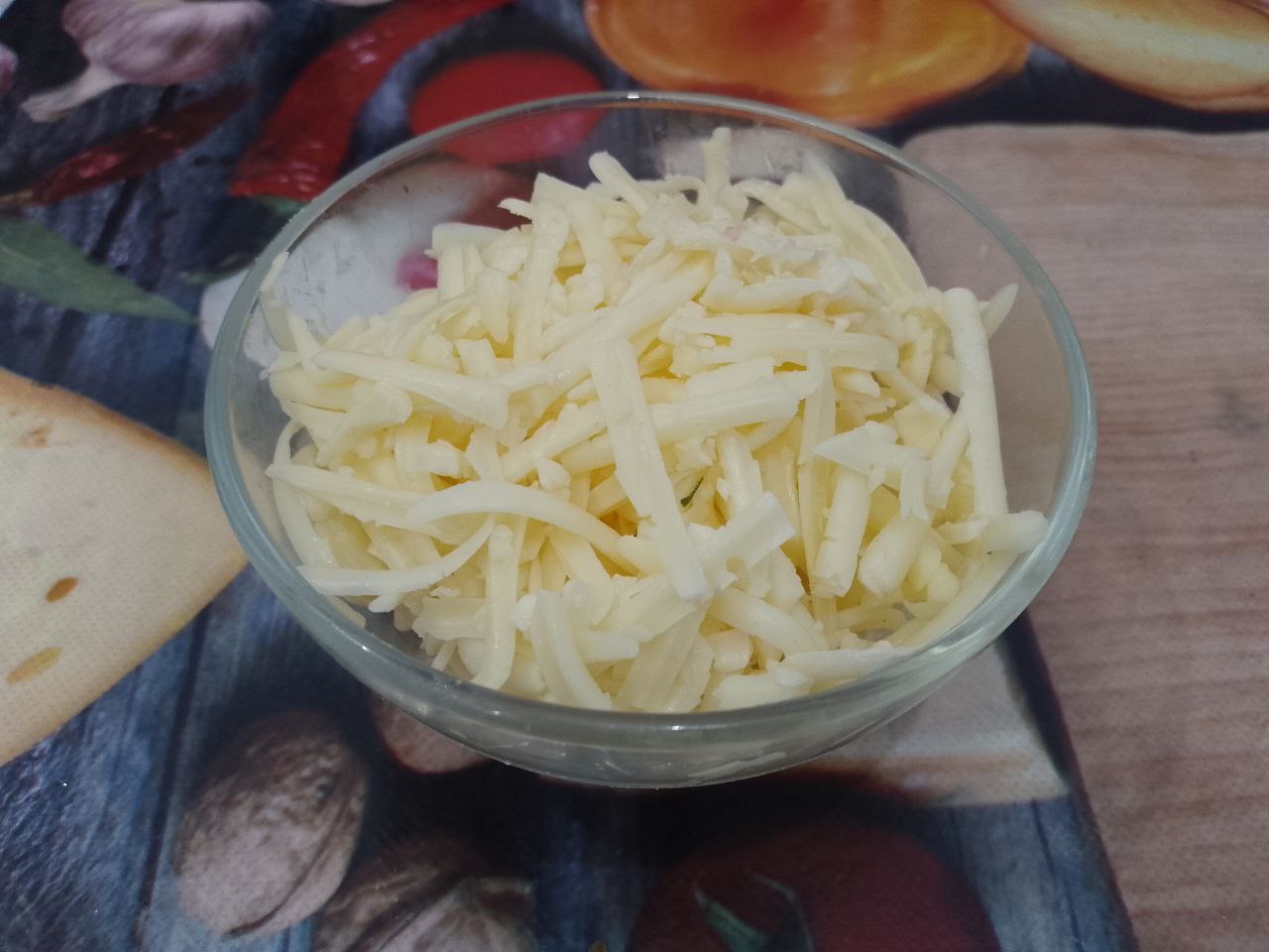 Запеченные баклажаны с начинкой из сыра и яиц: Твердый сыр натираем на крупной терке.