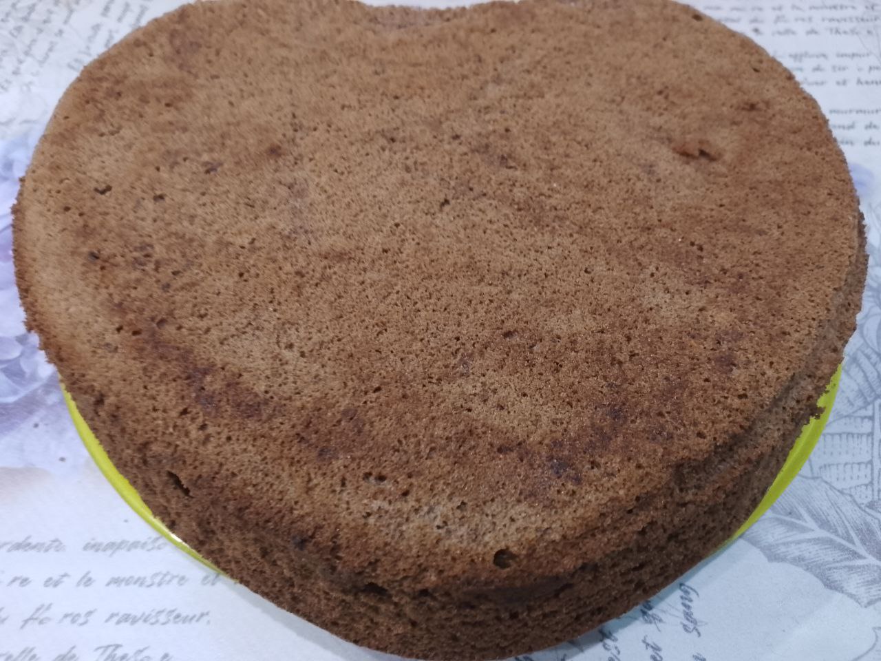 Шоколадный торт с кремом из взбитых сливок и ягод: Охлаждаем на решетке в перевернутой форме снизу вверх.Охлажденный бисквит достаем, заворачиваем в пленку и