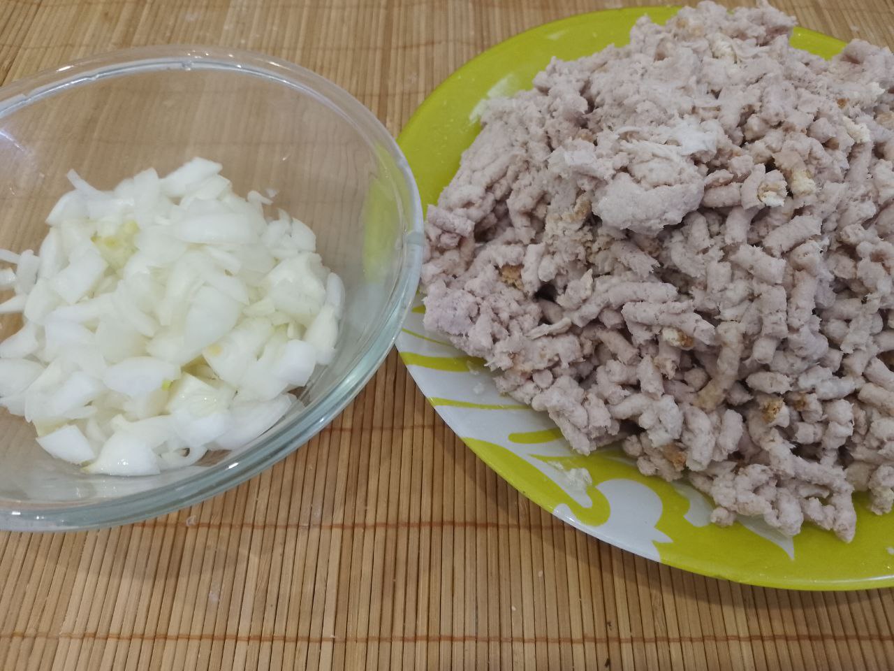 Пирожки из дрожжевого теста на сметане, с мясной начинкой, жареные на сковороде: Приготовим начинку, мясо отвариваем в воде со специями, охлаждаем и пропускаем через мясорубку.