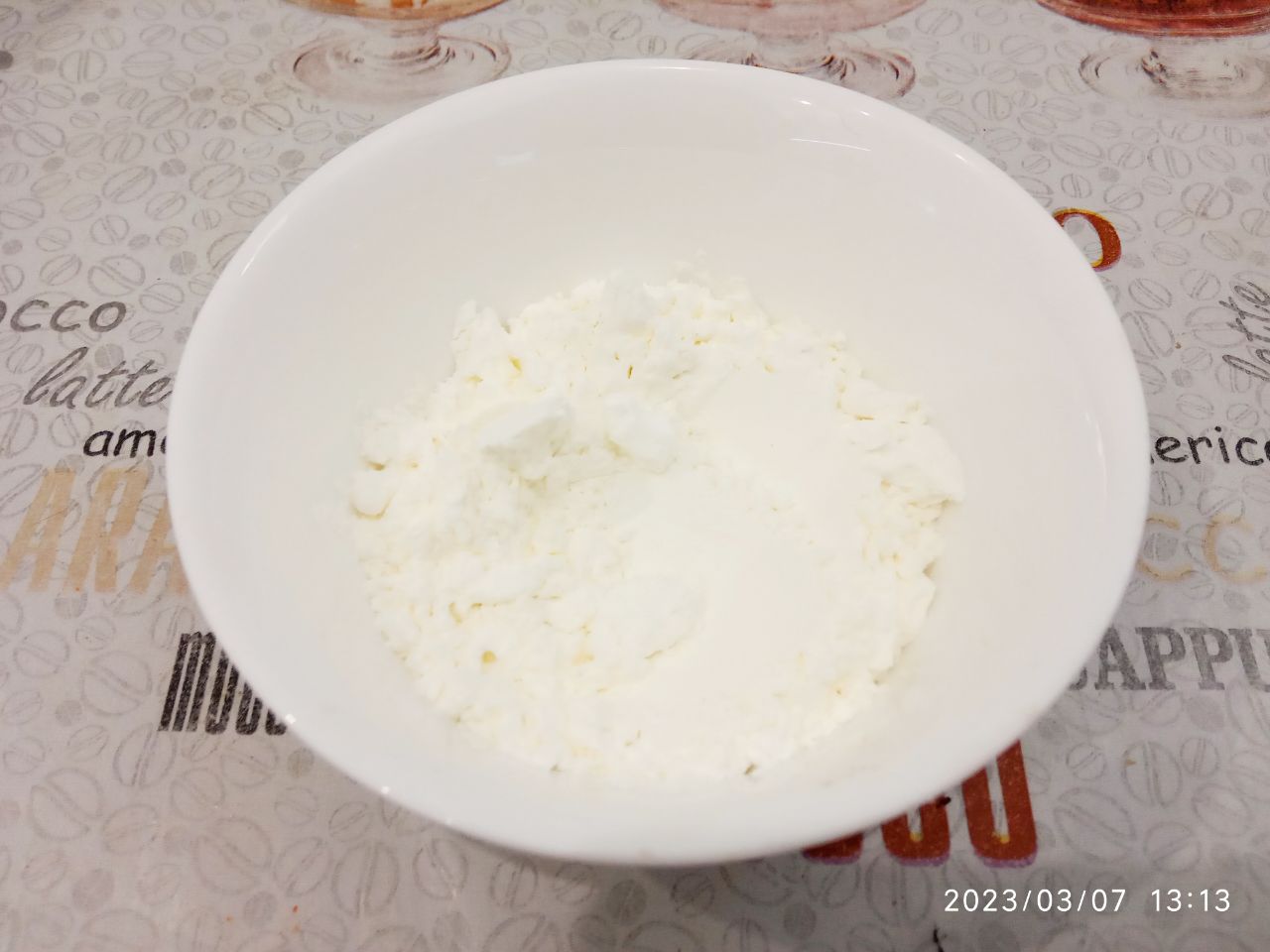 Творожная запеканка на манной крупе и крахмале: Добавляем к творогу крахмал, желтки, сахар, сметану с содой, ванилин и манную крупу. Массу тщательно