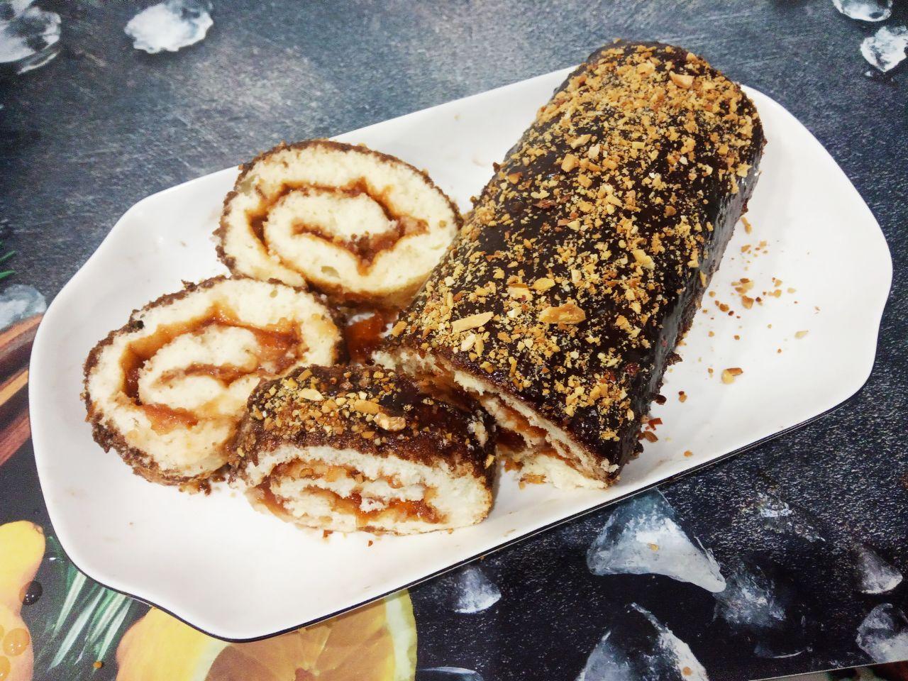 Рулет с яблочным джемом в шоколадной глазури, просто и вкусно