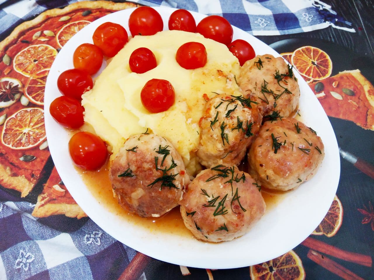 Мясные тефтели с добавлением риса, нежные и сочные