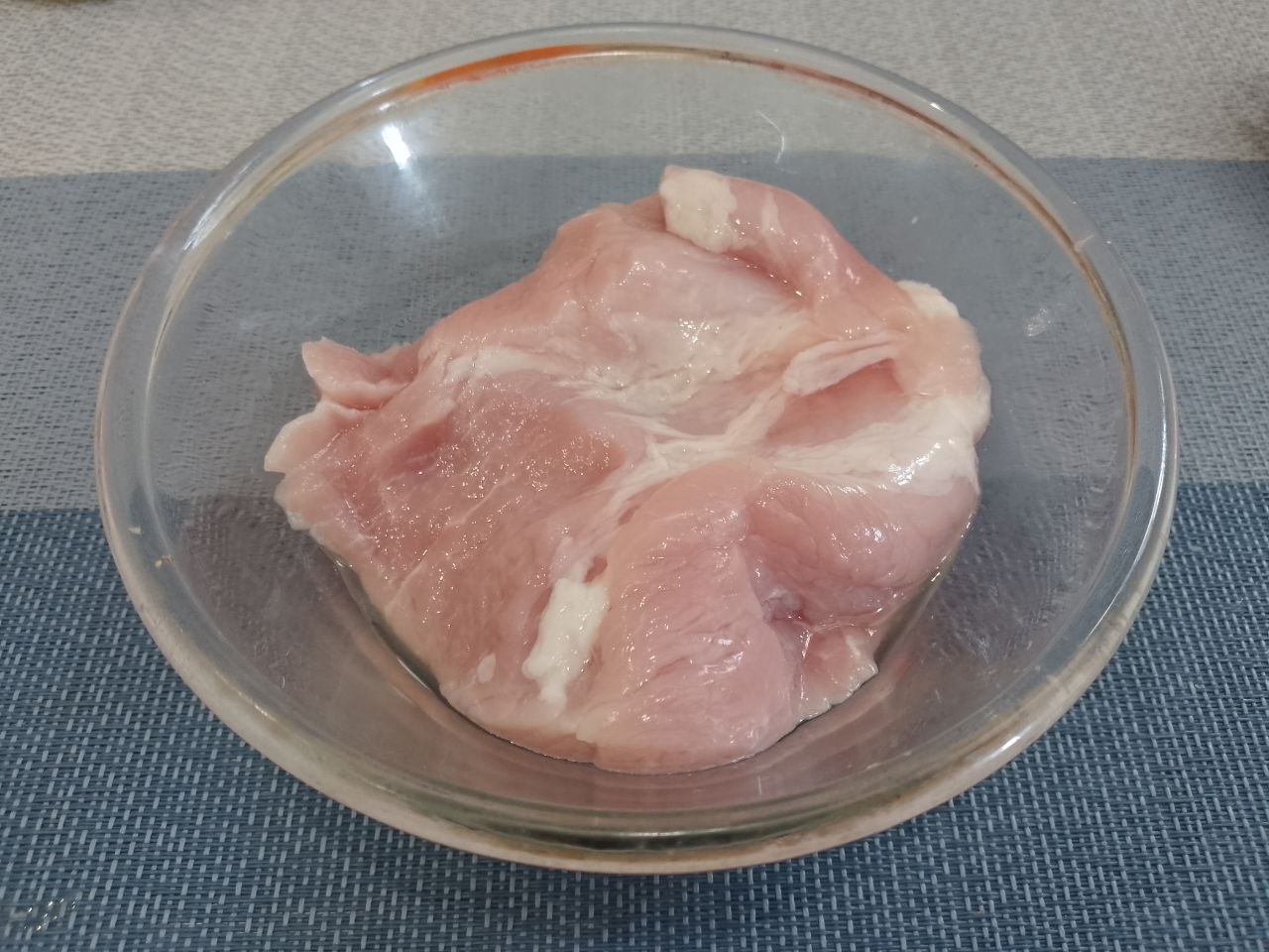 Пшенный острый суп со свининой и зеленью: Мясо свинины промываем, просушиваем и разрезаем на кусочки.