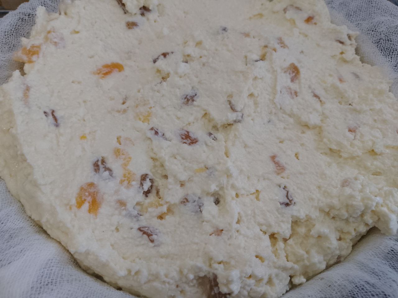 Десерт из творога, изюма и кураги, нежный и вкусный: Марлю складываем в два или три слоя, застилаем дуршлаг или форму. Выкладываем творожную массу, накрываем