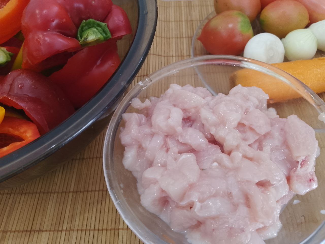 Перец с мясной начинкой и овощами, в духовке