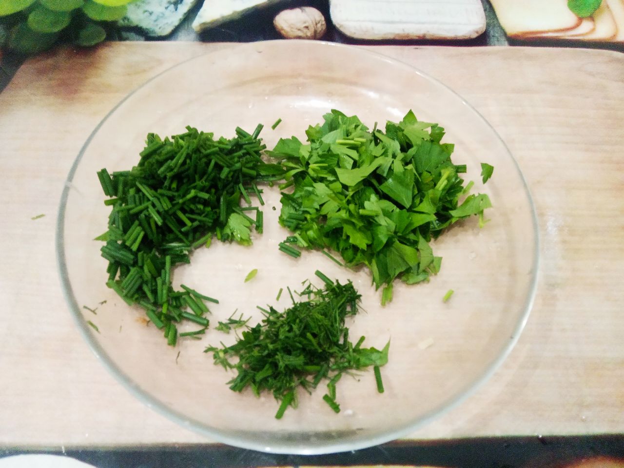 Салат из баклажанов, с помидорами и сыром: Зелень промываем, просушиваем и мелко нарезаем.