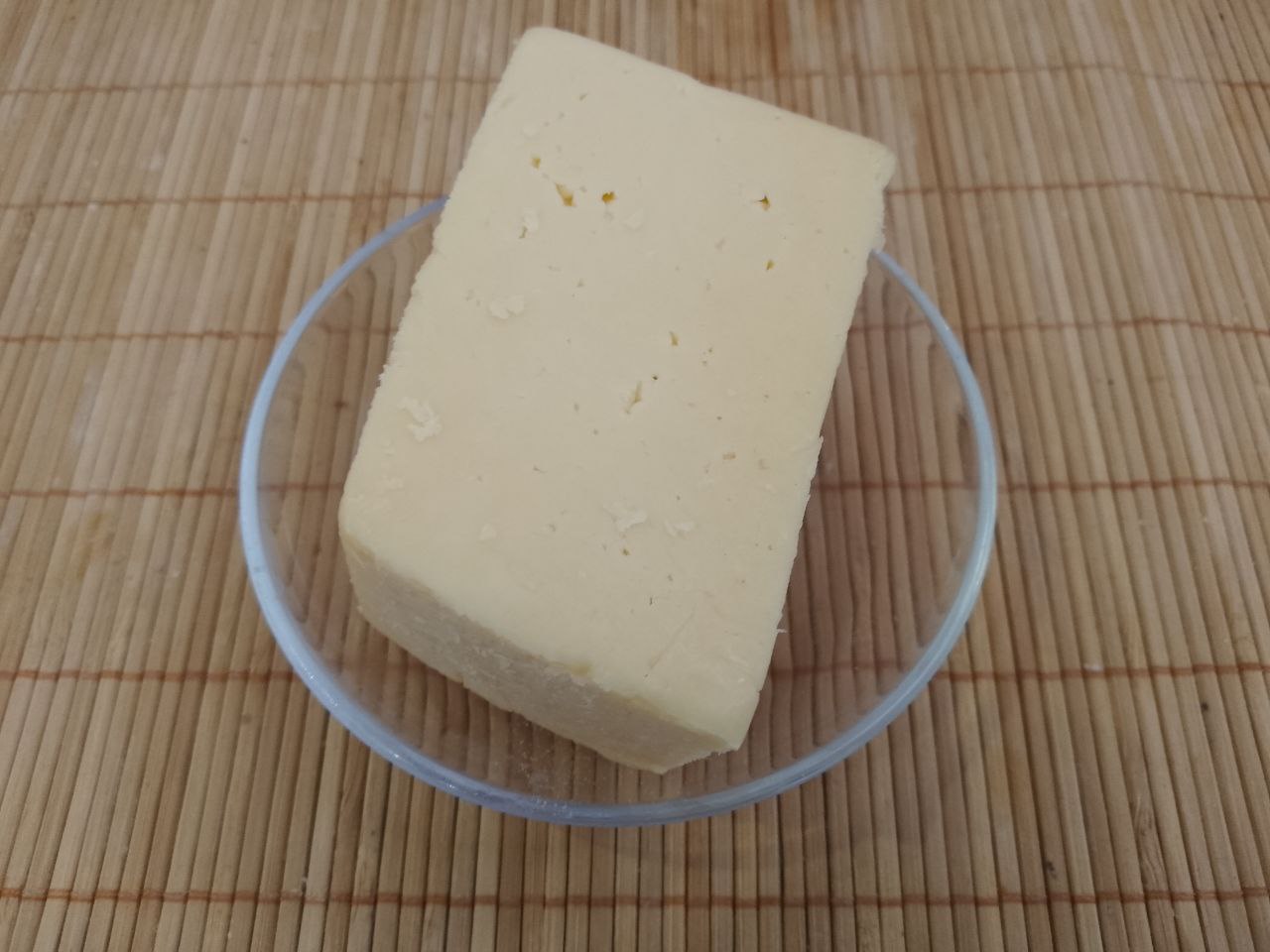 Отбивные в кляре из куриного мяса, на сковороде: Твердый сыр натираем на терке.