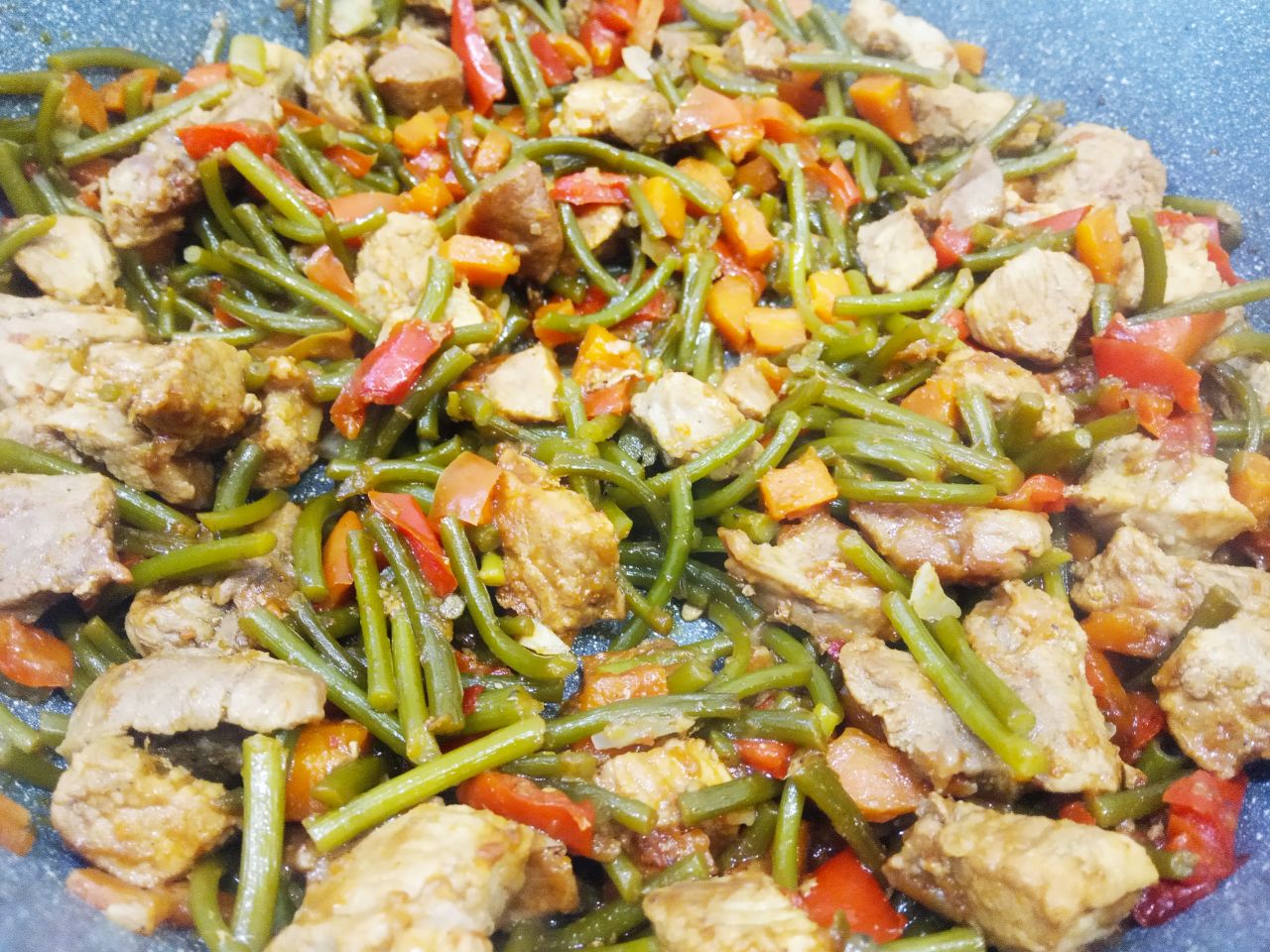 Чесночные стрелки с мясом и овощами тушеные в соевом соусе, вкусные и аппетитные: Чеснок у меня молодой, промываем и мелко нарезаем или продавливаем через чесночницу. Измельченный чеснок