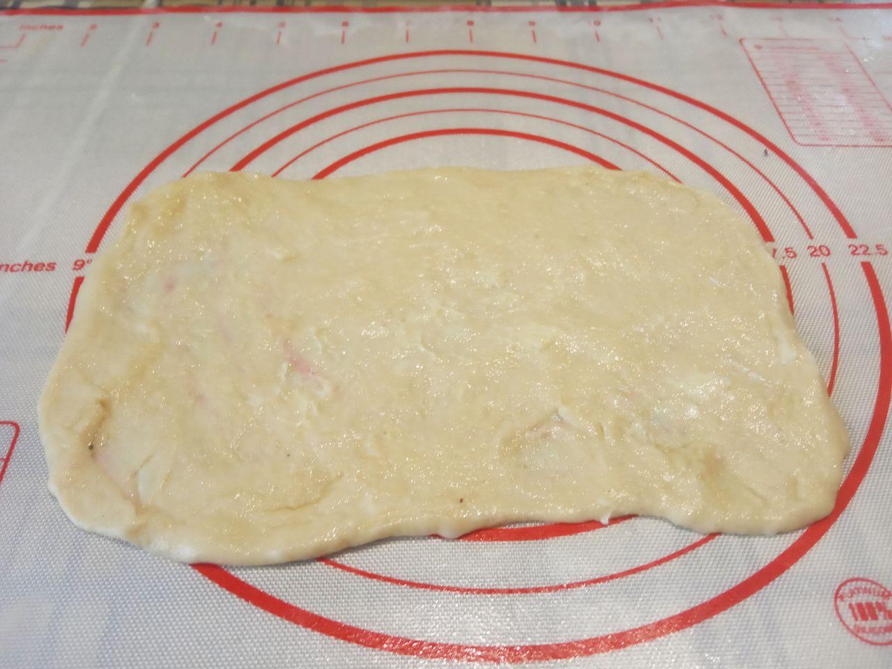 Булочки с сахарной начинкой, просто и вкусно: Сливочное масло должно быть мягким, смазываем тесто сливочным маслом, сверху посыпаем сахаром.