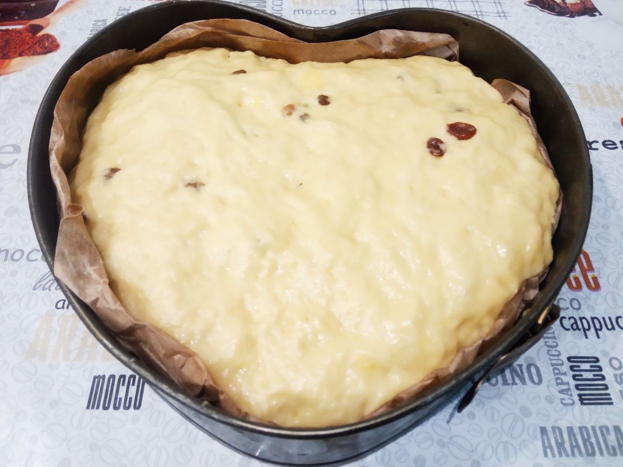 Пирог сдобный из дрожжевого теста с изюмом и мёдом: Форму с тестом оставляем для расстойки теста на 40 минут.