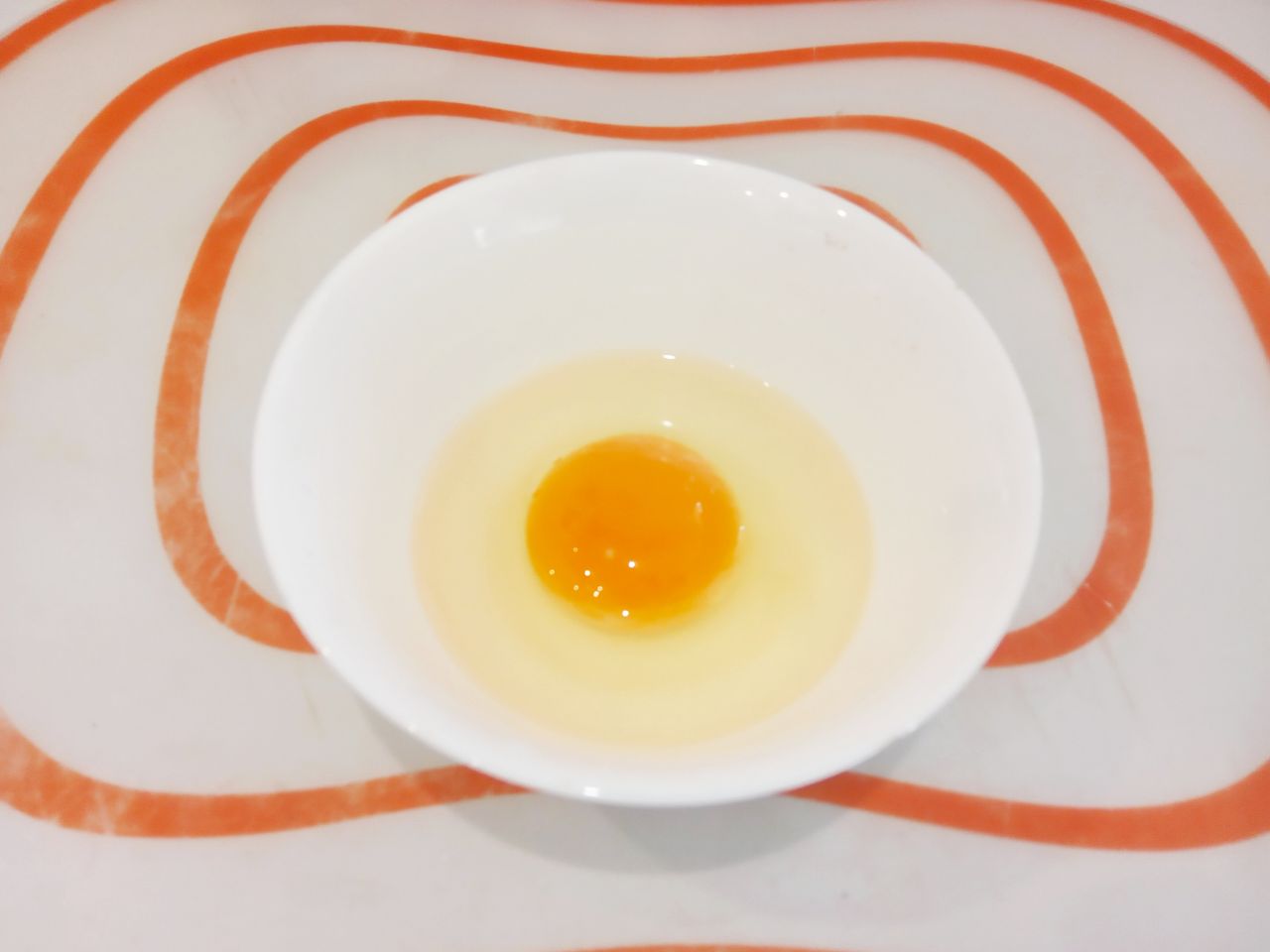 Котлеты из тертого картофеля, фарша и зеленого лука, вкусно и сытно: В посуде или миске соединяем отжатый тертый картофель, фарш, измельченные чеснок и зелёный лук, яйцо или