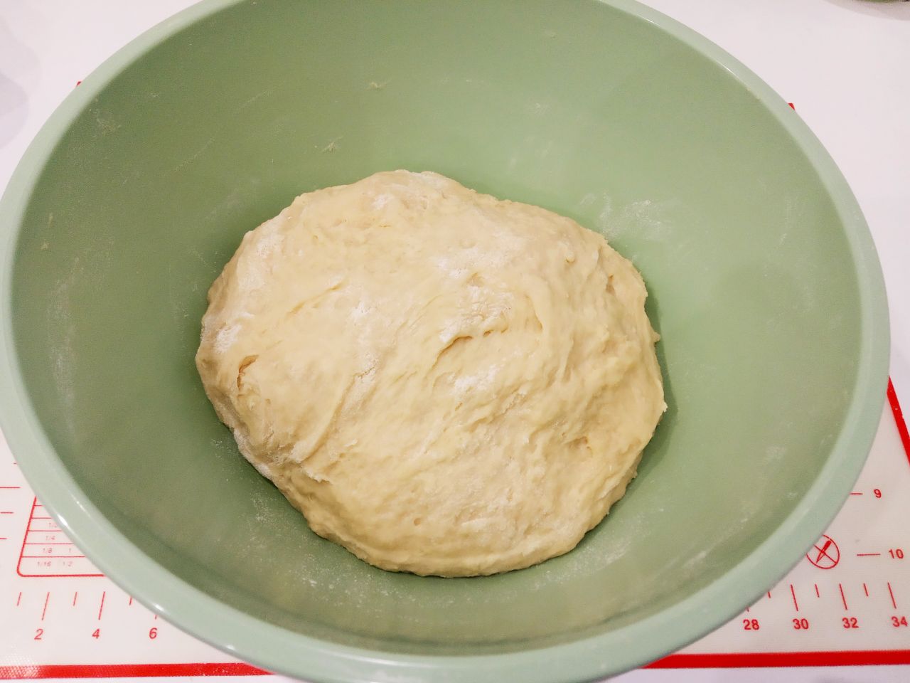 Булочки с изюмом в мучной крошке, воздушные и вкусные: Добавляем оставшуюся муку, замешиваем мягкое и нежное тесто.