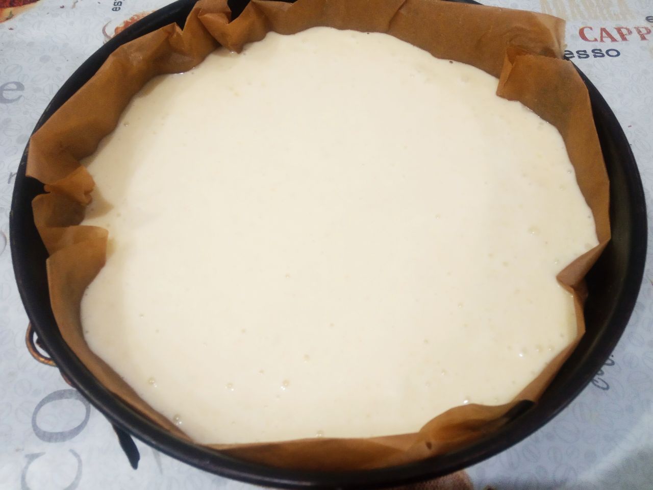 Манный пирог воздушный и мягкий, простой и вкусный: Форму застилаем пергаментом и выливаем тесто.
