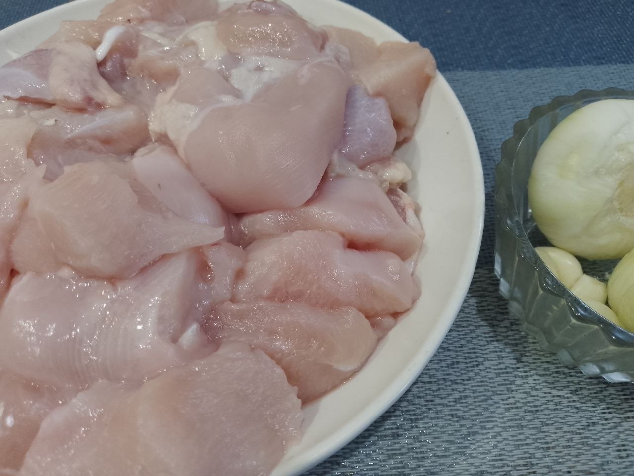 Котлеты из куриного мяса в яичном кляре и панировочных сухарях: Курицу тщательно моем, снимаем кожу, отделяем мясо и пропускаем его через мясорубку.