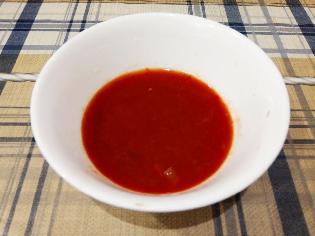 Тушеная чечевица с овощами и мясными шариками, полезно и вкусно: Томатную пасту разводим кипяченной водой и добавляем к обжаренным луку с морковью и тушим несколько минут.
