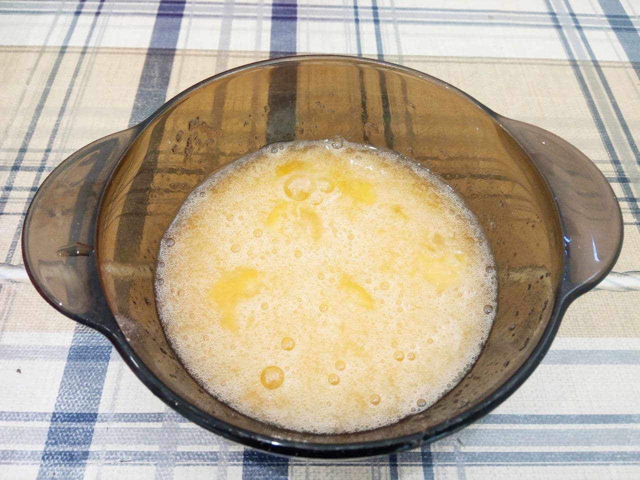 Творожное печенье, нежное и мягкое: Яйца разбиваем в чашу, всыпаем сахар и хорошо растираем.