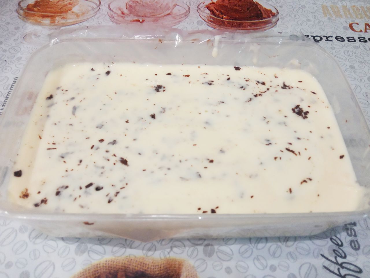 Молочный десерт с шоколадом, вкусный и аппетитный: Когда десерт охладится, посыпаем ещё сверху измельченным шоколадом и ставим в холодильник на несколько часов