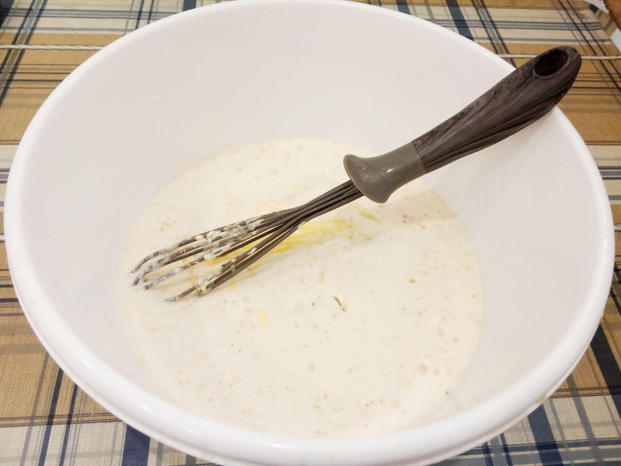 Домашние булочки с начинкой из шоколадной крошки: Когда дрожжевая смесь поднимется, добавляем кефир, растертые яйца и растительное масло, перемешиваем.