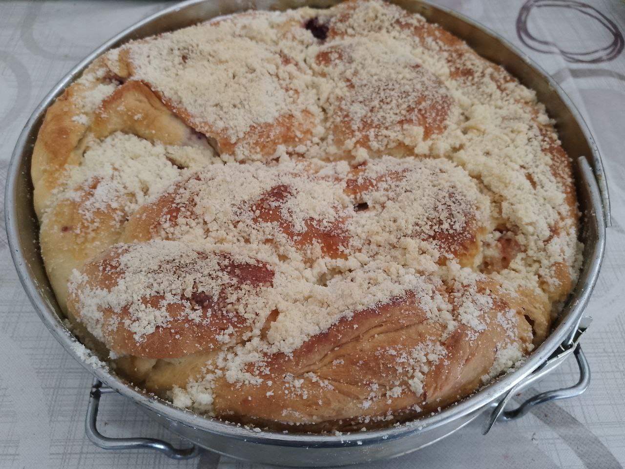 Пирог с ягодами из дрожжевого теста, воздушный и нежный: Пирог охлаждаем в форме, разрезаем только хорошо охлажденный пирог.
