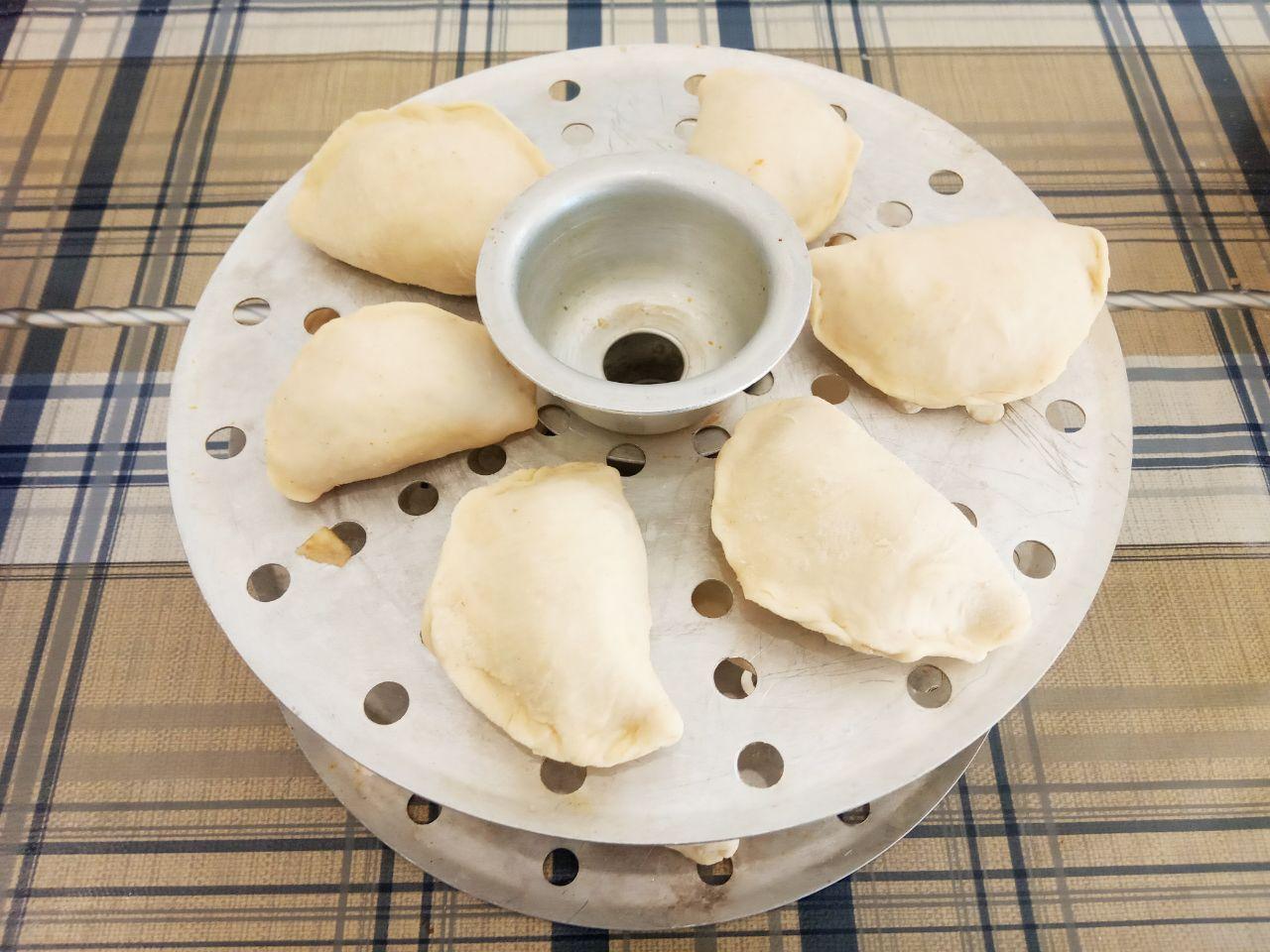 Вареники с клубникой приготовленные на пару: Если вареники будем варить на пару, укладываем вареники на решетки из пароварки. Перед тем, как укладывать