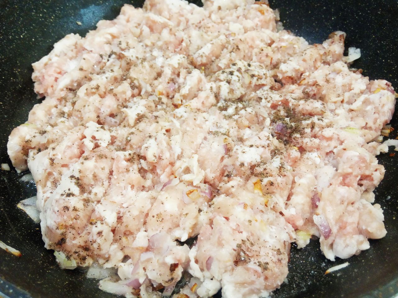 Пирожки из слоёного теста с мясной начинкой: Кладем фарш, солим и перчим по вкусу, размешиваем и обжариваем до готовности.