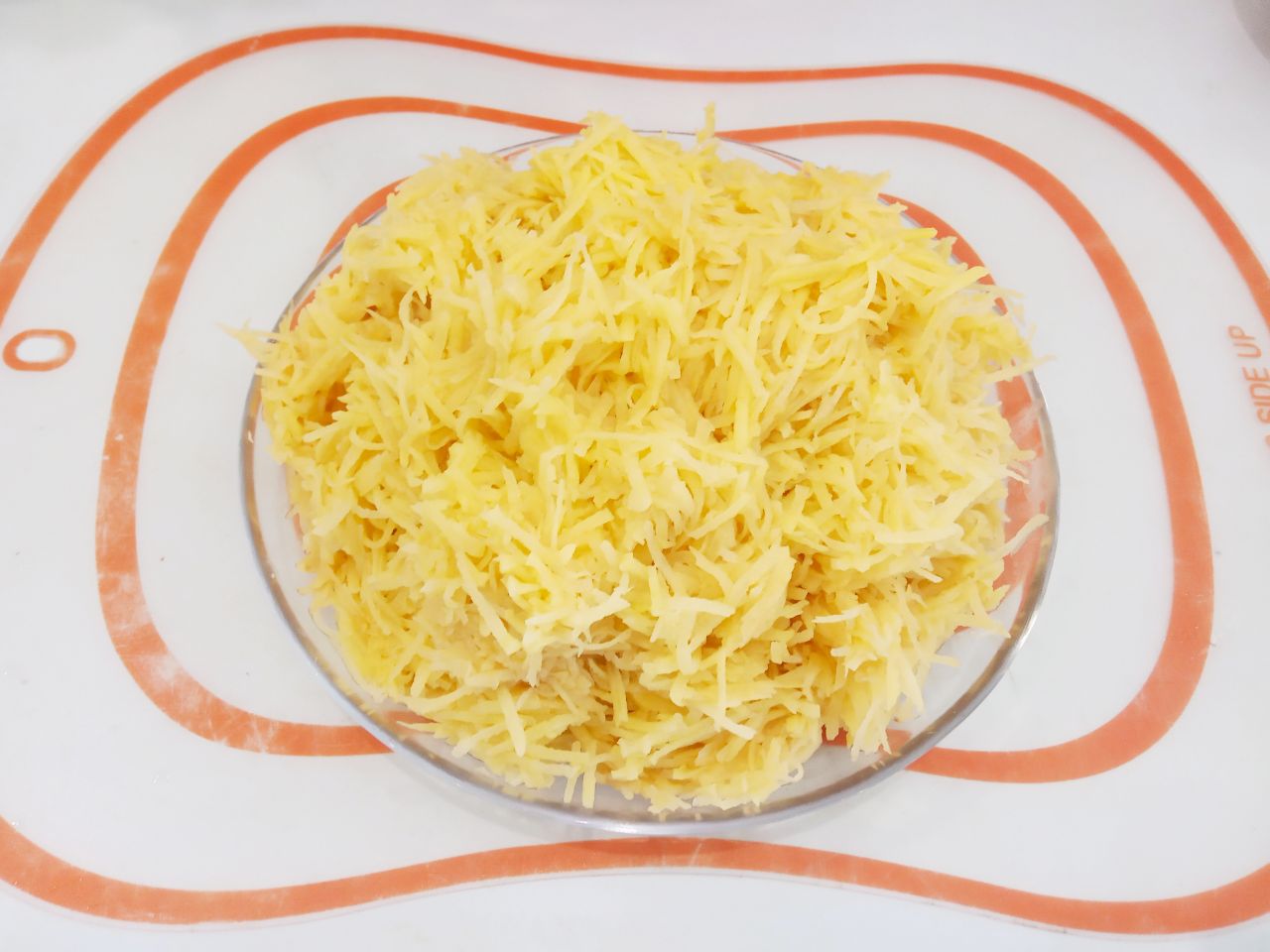 Котлеты из тертого картофеля, фарша и зеленого лука, вкусно и сытно: Картофель очищаем, промываем и натираем на средней терке. Картофель хорошо отжимаем, чтобы удалилась жидкость.