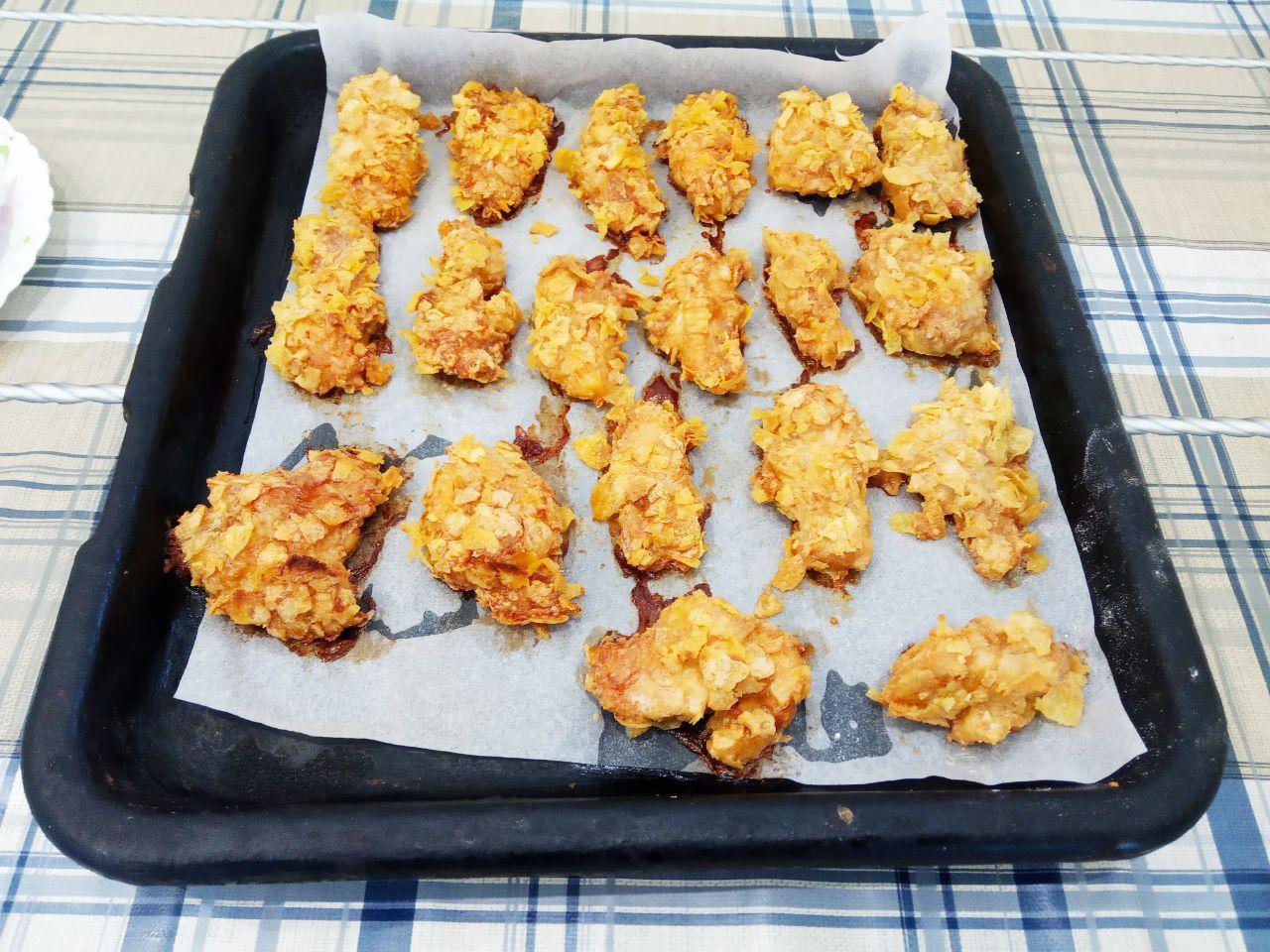 Куриные стрипсы, вкусно и аппетитно: Духовку разогреваем до 200 С и выпекаем около 40 минут, до готовности.