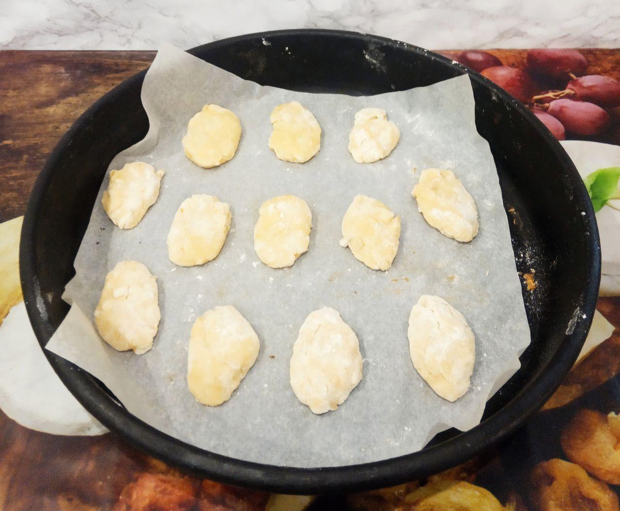 Простое и вкусное печенье с фруктами: Противень застилаем пергаментом и укладываем печенье.