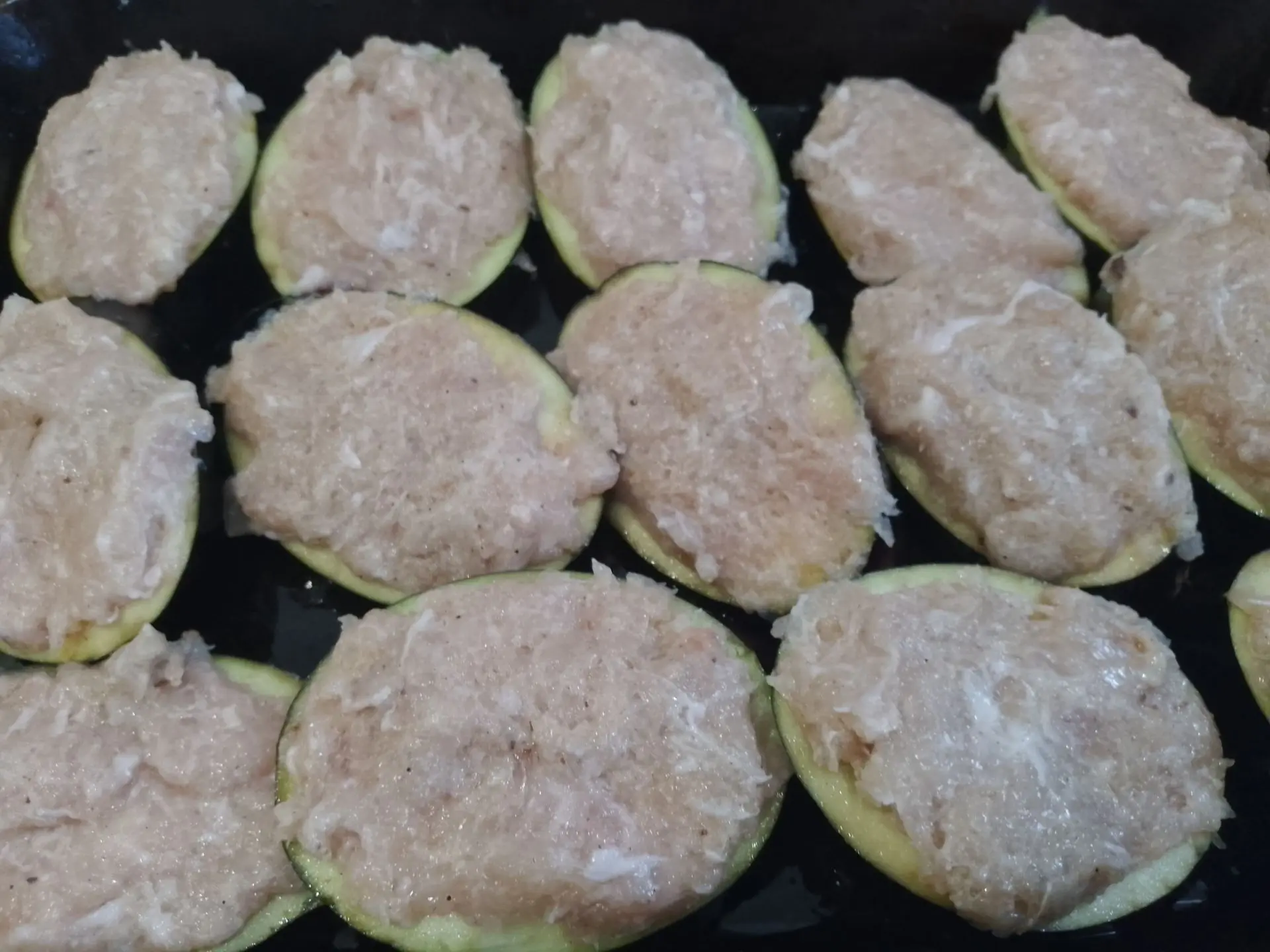 Баклажаны запеченные в духовке с фаршем, сыром и помидорами: выкладываем фарш на баклажаны