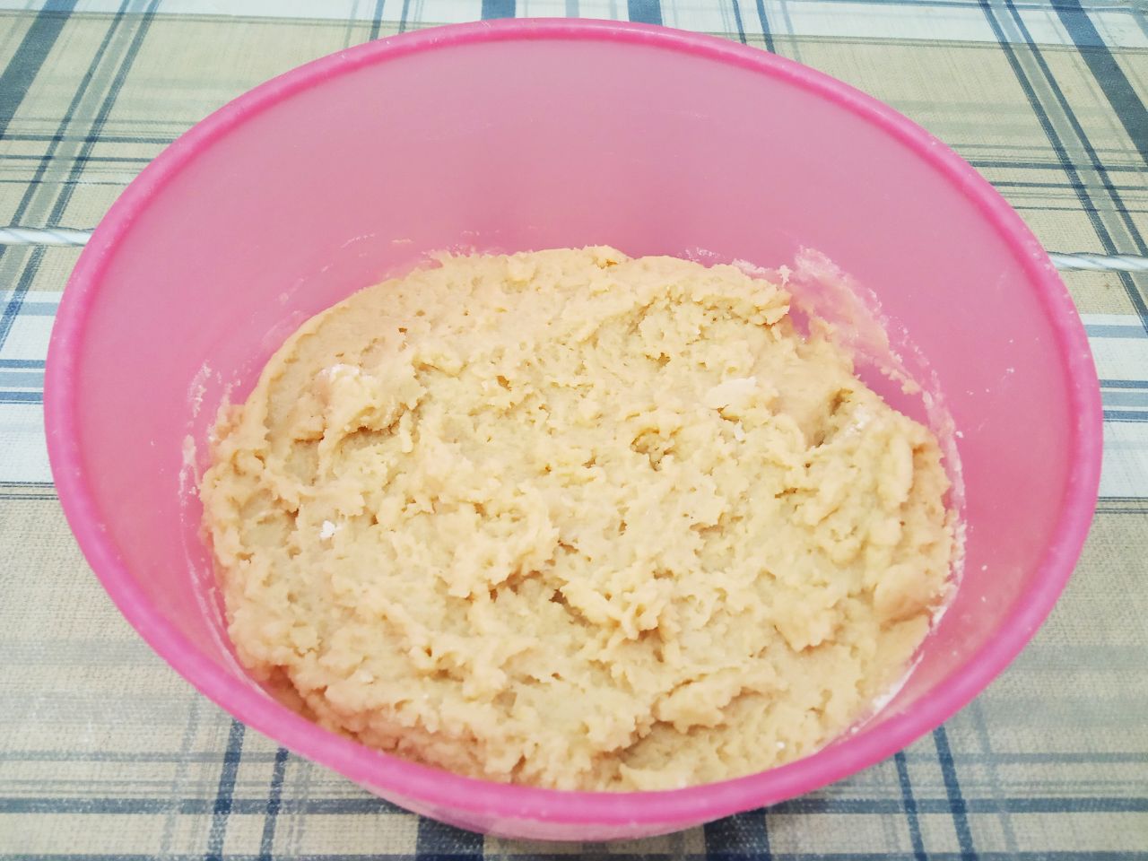 Домашнее печенье рассыпчатое и песочное, вкусное и аппетитное: Муку смешиваем с разрыхлителем для теста и просеиваем через мелкое сито. Три столовые ложки муки оставляем, а