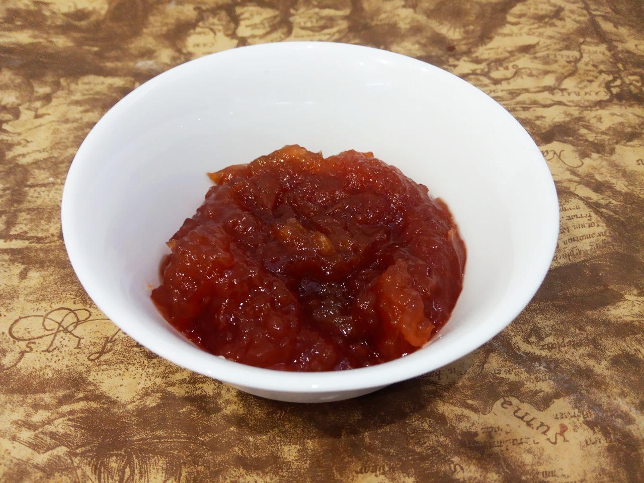 Рассыпчатое мягкое печенье с яблочным джемом: Укладываем печенье на противень и отверствие наполняем джемом.